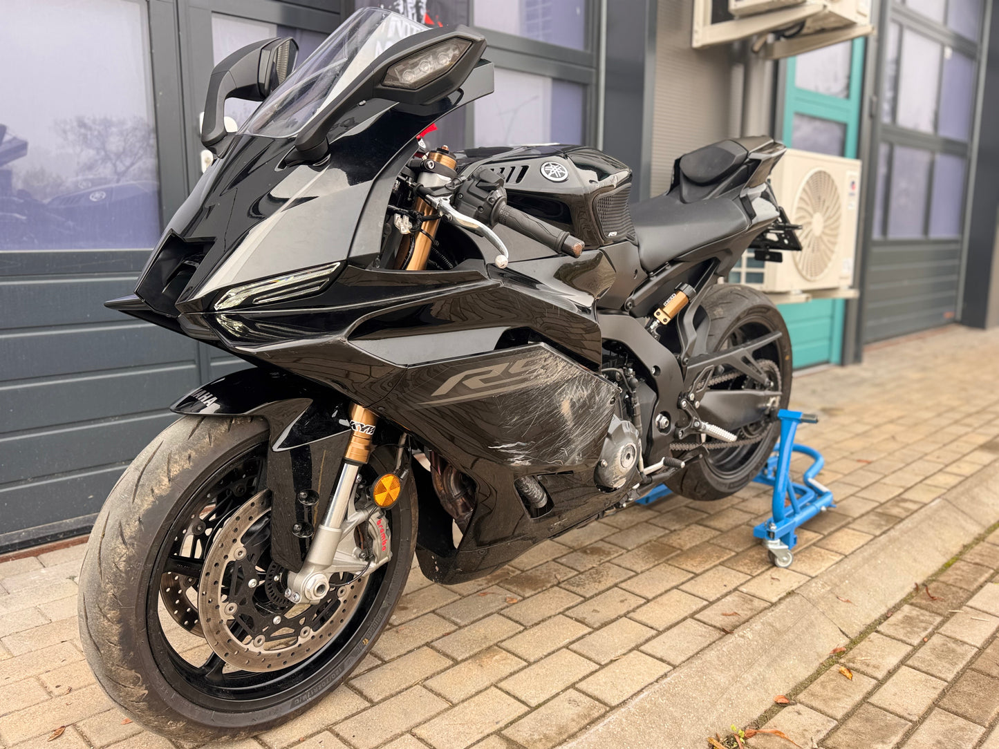 Yamaha R9